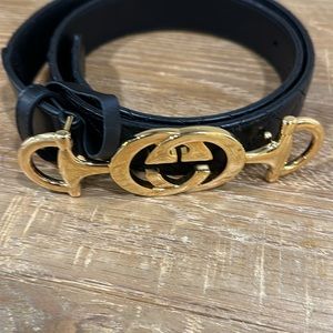 Gucci 550122 women’s calf skin leather belt with interlocking G horsebit. 80/32